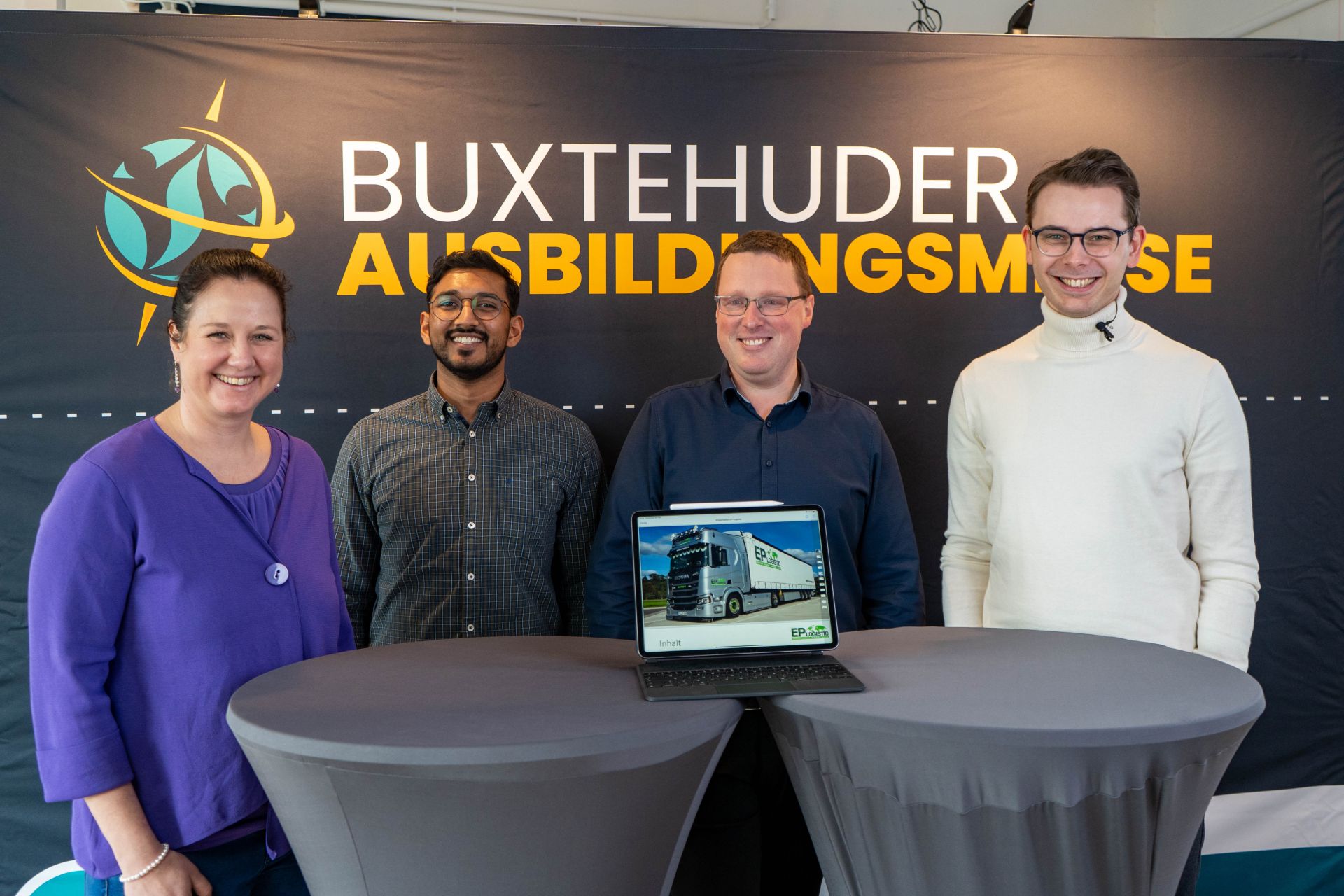 Niels Kohlhaase mit Natascha Kreß, Nalan Santhamoorthy und Frank Peters von der EP Logistic GmbH aus Buxtehude