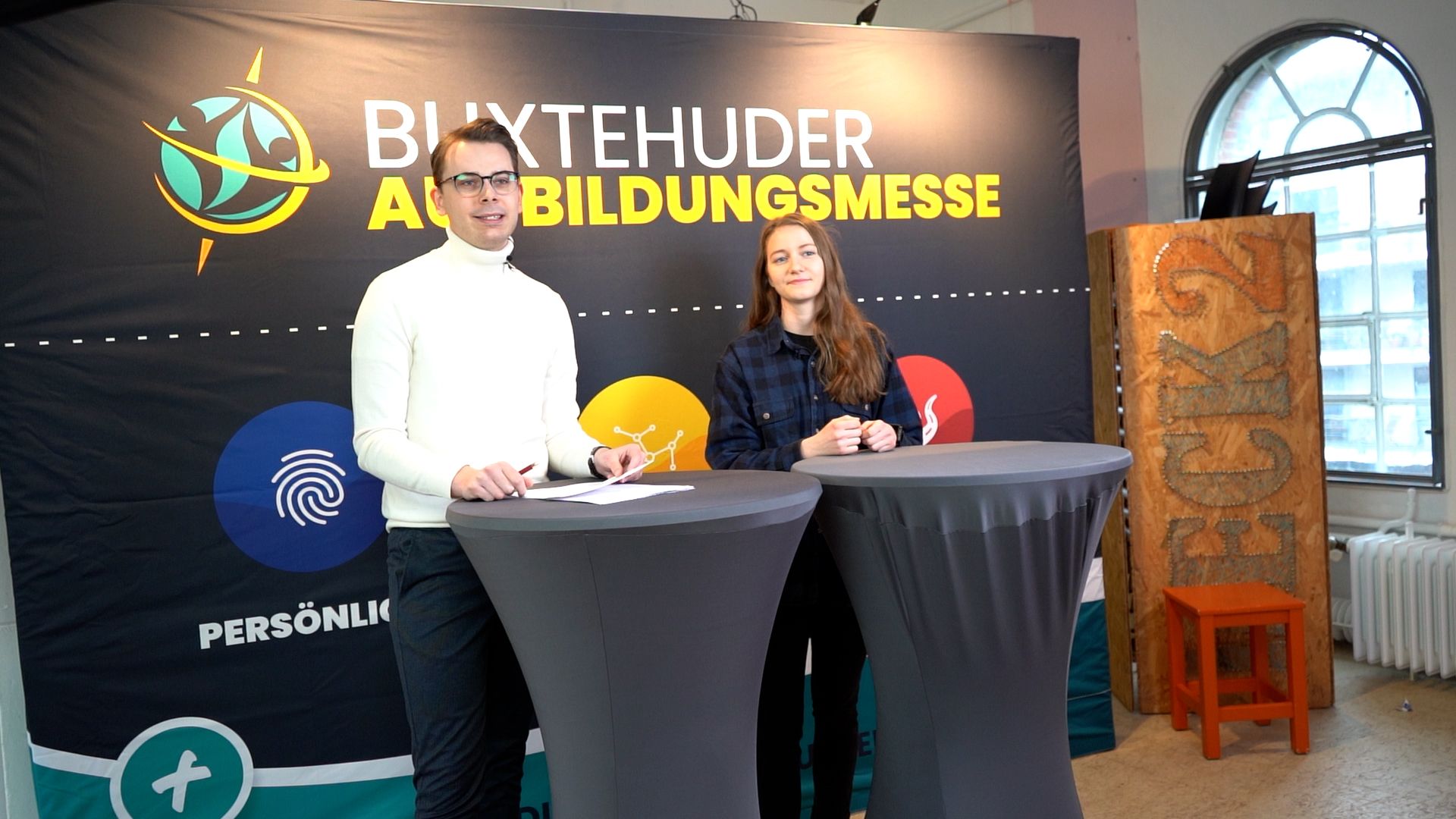 Die Organisatoren, Vivienne Hoffmann und Niels Kohlhaase, bei der Eröffnung der 21. Buxtehuder Ausbildungsmesse